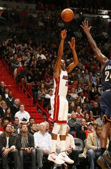 动作极具欺 动作极具欺